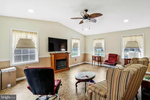 Living - 13605 Martin Rd, Brandywine, MD 20613 photo 3 of 8