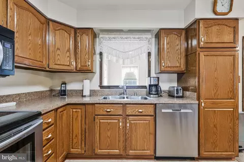 Kitchen - 13605 Martin Rd, Brandywine, MD 20613 photo 7 of 8