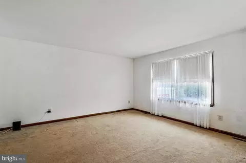 Living - 13605 Martin Rd, Brandywine, MD 20613 photo 2 of 8