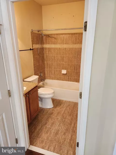 Bath - 13231 Hampton Farm Ln, Brandywine, MD 20613 photo 5 of 5