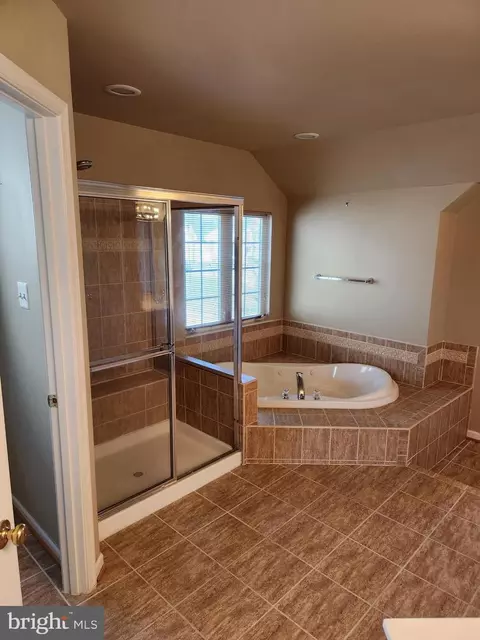 Bath - 13231 Hampton Farm Ln, Brandywine, MD 20613 photo 2 of 5