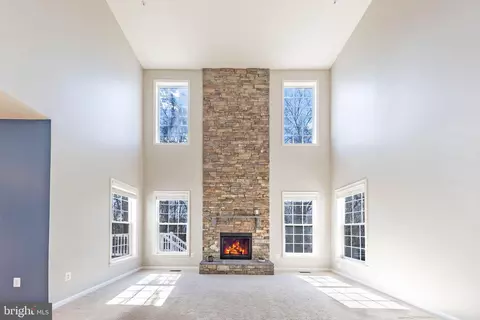 Living - 2708 Pumpkin St, Clinton, MD 20735 photo 4 of 6