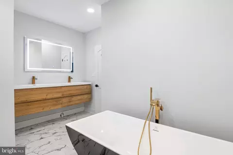 Bath - 9125 Fowler Ln, Lanham, MD 20706 photo 9 of 10