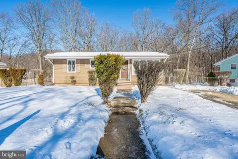 3300 Lumar Dr, Fort Washington, MD 20744