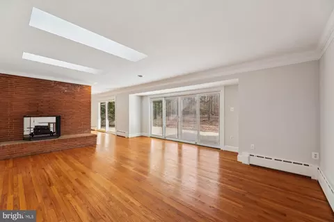 Living - 1011 Bryan Point Rd, Accokeek, MD 20607 photo 2 of 4