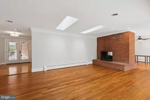 Living - 1011 Bryan Point Rd, Accokeek, MD 20607 photo 3 of 4
