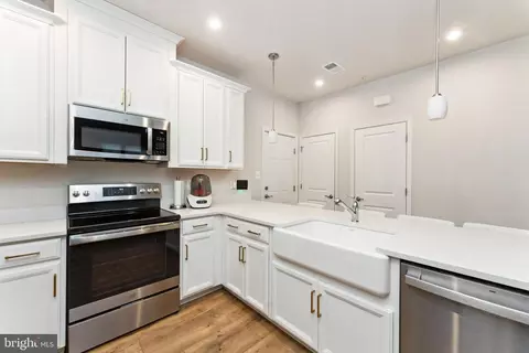 Entry Way - 10513 John Glenn St, Lanham, MD 20706 photo 5 of 10