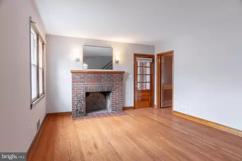 Living - 407 Sandy Spring Rd, Laurel, MD 20707 photo 2 of 4
