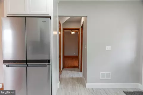Entry Way - 407 Sandy Spring Rd, Laurel, MD 20707 photo 3 of 6