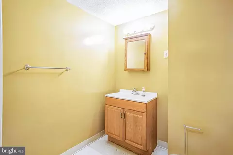 Bath - 10401 Cleary Ln, Bowie, MD 20721 photo 3 of 3