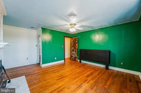 Living - 13005 Piscataway Rd, Clinton, MD 20735 photo 3 of 5