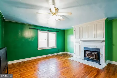 Living - 13005 Piscataway Rd, Clinton, MD 20735 photo 4 of 5