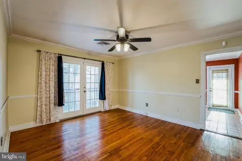 Living - 13005 Piscataway Rd, Clinton, MD 20735 photo 2 of 5