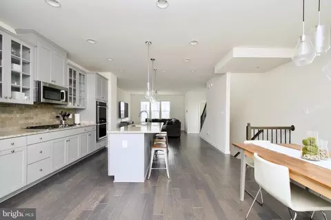 Entry Way - 2900 Pinebrook Rd, Landover, MD 20785 photo 5 of 7