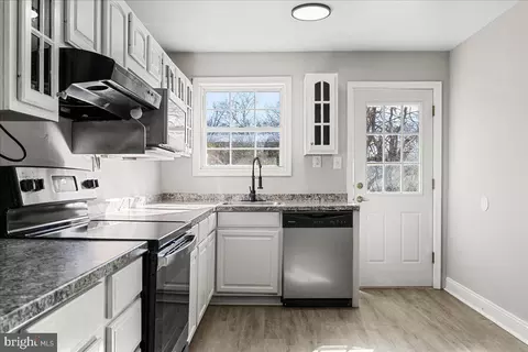 Entry Way - 8501 Oak Dr, Brandywine, MD 20613 photo 3 of 6
