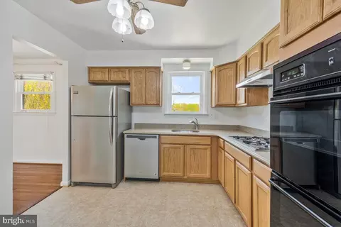 Kitchen - 8008 Daniel Dr, District Heights, MD 20747 photo 4 of 5