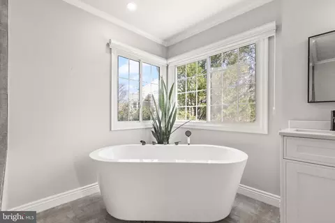 Bath - 8110 Maplegate Pl, Glenn Dale, MD 20769 photo 4 of 7