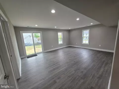 Living - 7601 Milligan Ln, Clinton, MD 20735 photo 3 of 4