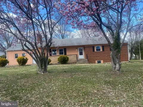 8916 Briarcroft Ln, Laurel, MD 20708