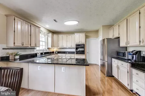 10107 Linford Ter, Lanham, MD 20706 photo 3