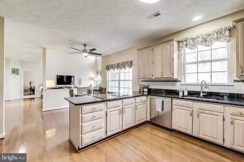 10107 Linford Ter, Lanham, MD 20706 photo 4