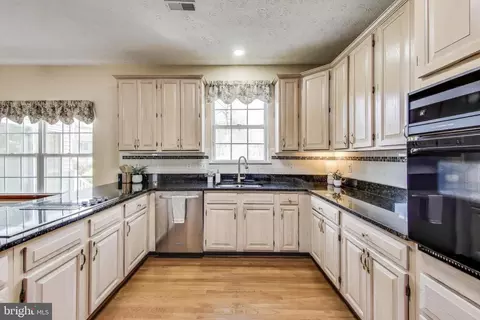 10107 Linford Ter, Lanham, MD 20706 photo 2