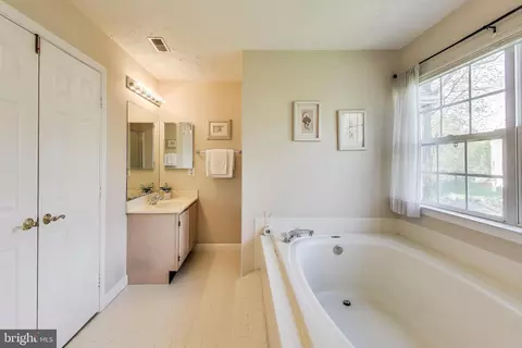 10107 Linford Ter, Lanham, MD 20706 photo 22