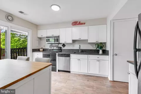 Kitchen - 7329 Split Rail Ln, Laurel, MD 20707 photo 3 of 5