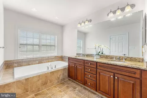 Bath - 13405 Frontgate Dr, Marlboro, MD 20774 photo 2 of 5