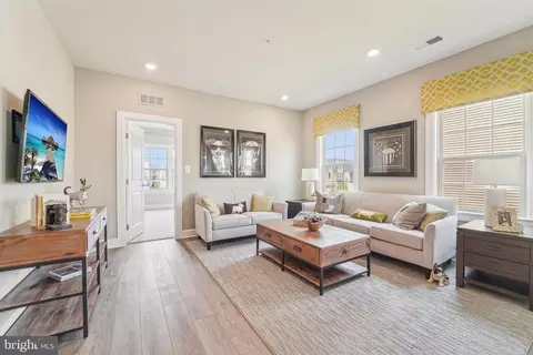 Entry Way - 6503 Clubhouse Dr, Laurel, MD 20708 photo 12 of 19