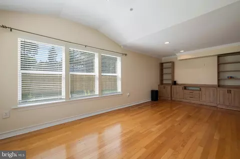 Living - 5518 Lanham Station Rd, Lanham, MD 20706 photo 5 of 7