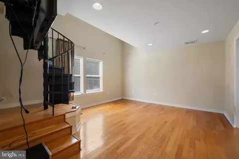 Living - 5518 Lanham Station Rd, Lanham, MD 20706 photo 6 of 7