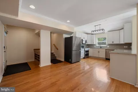 Entry Way - 5518 Lanham Station Rd, Lanham, MD 20706 photo 4 of 4