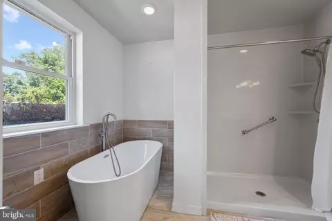 Bath - 5518 Lanham Station Rd, Lanham, MD 20706 photo 2 of 4