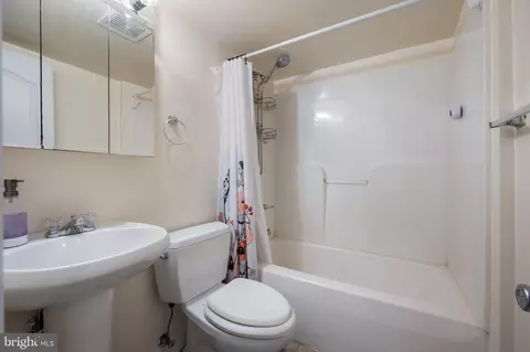 Bath - 5518 Lanham Station Rd, Lanham, MD 20706 photo 4 of 4