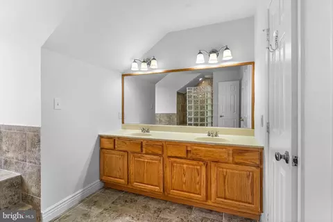 Bath - 601 James Ridge Rd, Bowie, MD 20721 photo 1 of 4