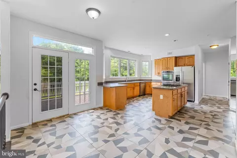 Entry Way - 601 James Ridge Rd, Bowie, MD 20721 photo 3 of 9