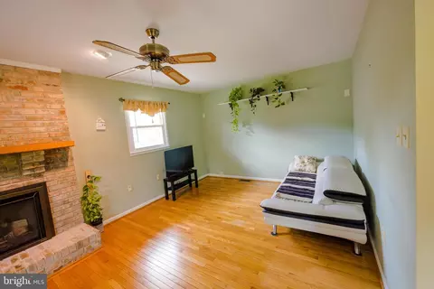 Living - 9608 Middleridge Ct, Brandywine, MD 20613 photo 4 of 7