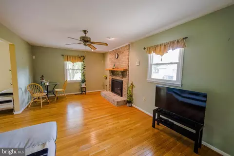 Living - 9608 Middleridge Ct, Brandywine, MD 20613 photo 6 of 7