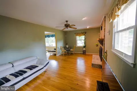 Living - 9608 Middleridge Ct, Brandywine, MD 20613 photo 5 of 7