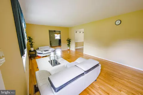Living - 9608 Middleridge Ct, Brandywine, MD 20613 photo 2 of 7