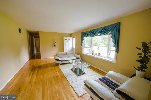 Living - 9608 Middleridge Ct, Brandywine, MD 20613 photo 3 of 7