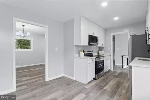 Entry Way - 6314 Hardwood Dr, Lanham, MD 20706 photo 4 of 10
