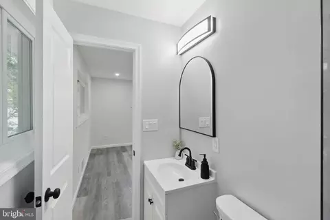 Entry Way - 6314 Hardwood Dr, Lanham, MD 20706 photo 8 of 10