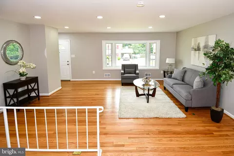 Living - 9616 Small Dr, Clinton, MD 20735 photo 2 of 7