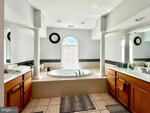 Bath - 13501 Oaklands Manor Dr, Laurel, MD 20708 photo 2 of 4