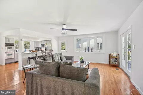 Living - 1005 Kings Tree Dr, Bowie, MD 20721 photo 1 of 6