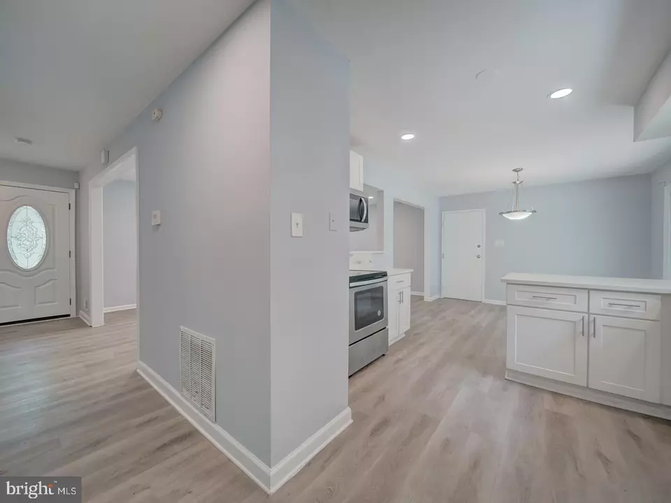 Entry Way - 7207 Robin Hood Dr, Marlboro, MD 20772 photo 4 of 9