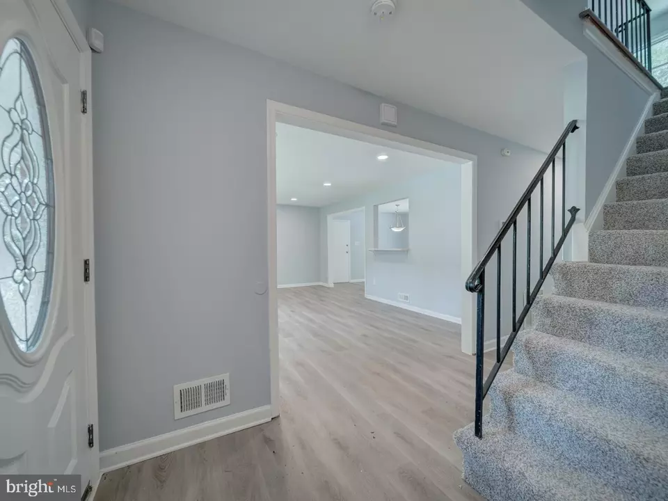 Entry Way - 7207 Robin Hood Dr, Marlboro, MD 20772 photo 2 of 9