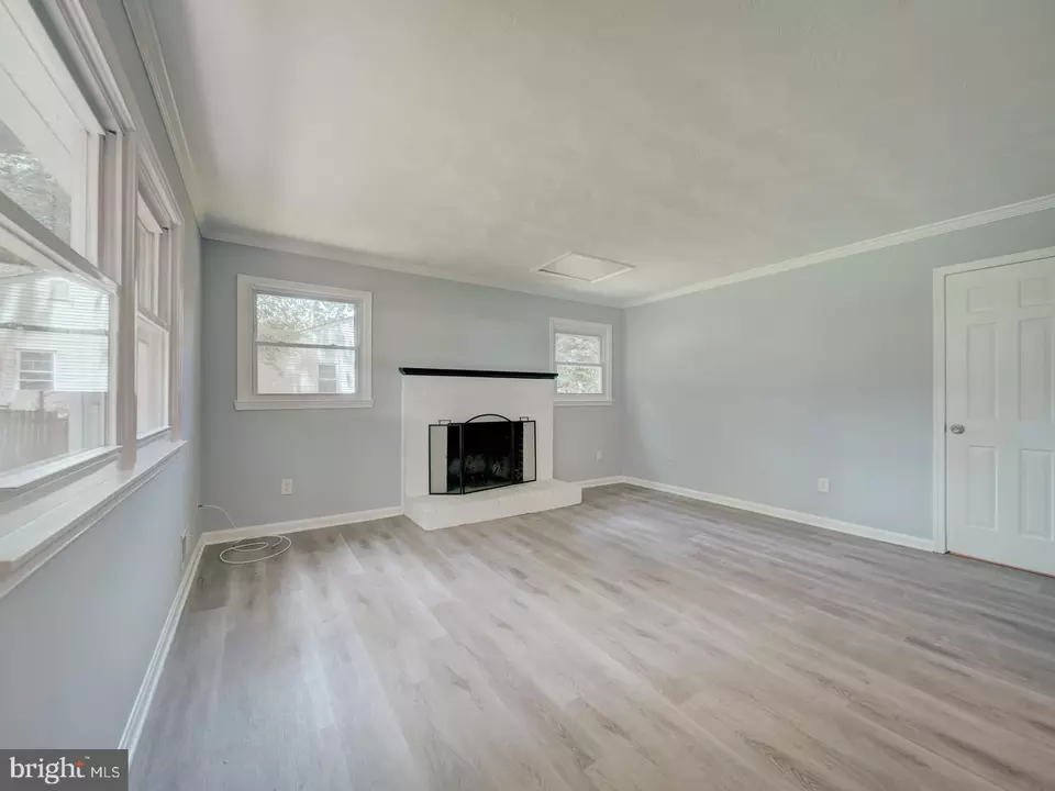 Living - 7207 Robin Hood Dr, Marlboro, MD 20772 photo 8 of 11